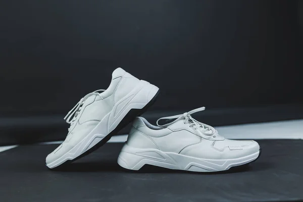 Чоловічі Білі Шкіряні Кросівки Чорному Тлі Чоловіче Повсякденне Взуття — стокове фото