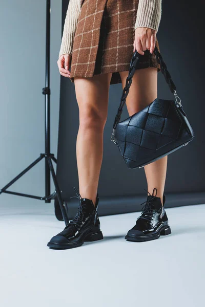 Primer Plano Las Piernas Femeninas Zapatos Cordones Cuero Negro Bolso — Foto de Stock