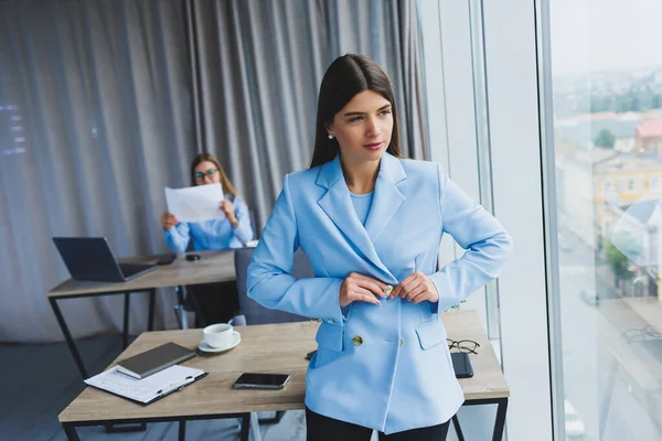 Empresaria Europea Mientras Trabaja Oficina Joven Mujer Morena Seria Millennial — Foto de Stock