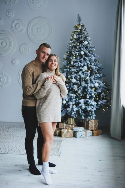 Birbirine Aşık Mutlu Bir Çift Noel Ağacının Yanında Duruyor Sarılıyorlar — Stok fotoğraf