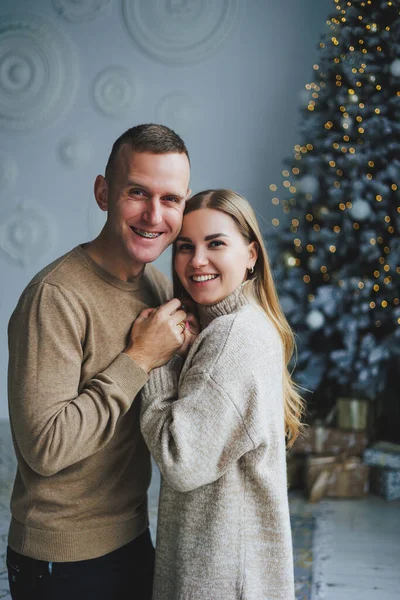 Güzel Bir Çift Yeni Yıl Fotoğraf Çekimi Sırasında Kucaklaşır Sevgililer — Stok fotoğraf