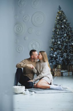 Birbirine aşık bir çift yeni yıl arifesinde eğleniyor. Yeni yılın aşk hikayesi. Bir erkek ve bir kız Noel 'i kutluyor.