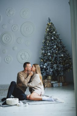 Birbirine aşık bir çift yeni yıl arifesinde eğleniyor. Yeni yılın aşk hikayesi. Bir erkek ve bir kız Noel 'i kutluyor.