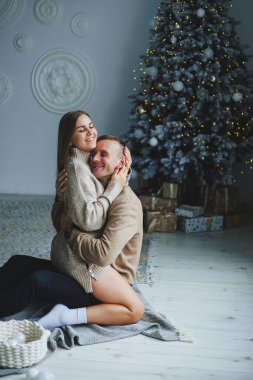 Güzel bir çift yeni yıl fotoğraf çekimi sırasında kucaklaşır. Sevgililer yeni yıla hoş geldiniz der. Birbirine aşık bir çift yeni yıl arifesinde eğleniyor. Yeni yıl ve Noel. 14 Şubat.
