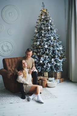 Birbirine aşık bir çift yeni yıl arifesinde eğleniyor. Yeni yılın aşk hikayesi. Bir erkek ve bir kız Noel 'i kutluyor.