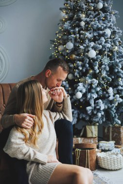 Birbirine aşık bir çift yeni yıl arifesinde eğleniyor. Yeni yılın aşk hikayesi. Bir erkek ve bir kız Noel 'i kutluyor.