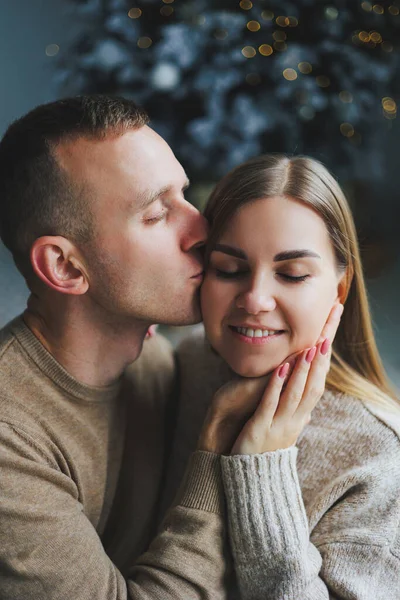 Ett Vackert Par Omfamnar Nyårsfotografering Lovers Välkomnar Det Nya Året — Stockfoto