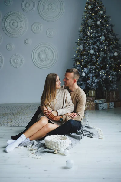 Güzel Bir Çift Yeni Yıl Fotoğraf Çekimi Sırasında Kucaklaşır Sevgililer — Stok fotoğraf