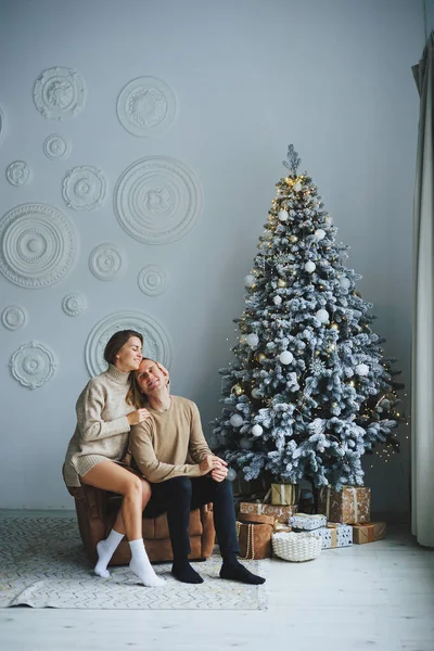 Birbirine aşık bir çift yeni yıl arifesinde eğleniyor. Yeni yılın aşk hikayesi. Bir erkek ve bir kız Noel 'i kutluyor.
