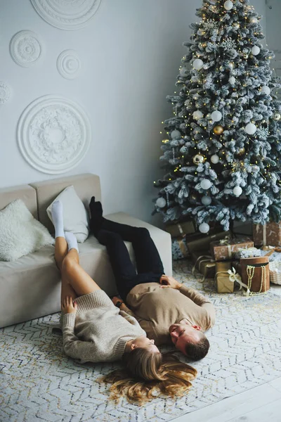Couple Love New Year Eve Cozy Home Environment Christmas Tree — Stock Photo, Image