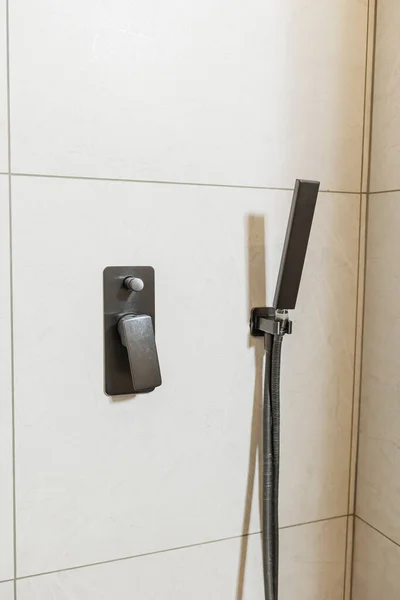 一个带有浇水罐的现代化淋浴房在墙上 在浴室里修理 — 图库照片