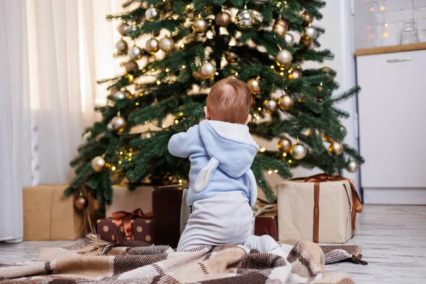 Petit Garçon Ans Est Assis Près Arbre Noël Décoré Jouets — Photo