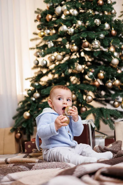 Дворічний Хлопчик Сидить Біля Ялинки Прикрашеної Іграшками Новорічна Атмосфера — стокове фото