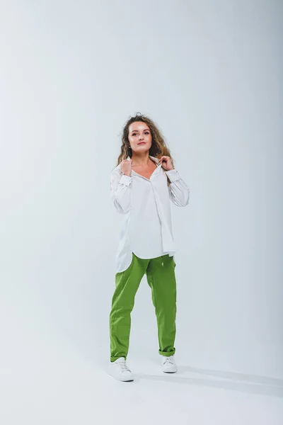Mujer Rizada Joven Con Una Camisa Algodón Blanco Pantalones Sobre — Foto de Stock
