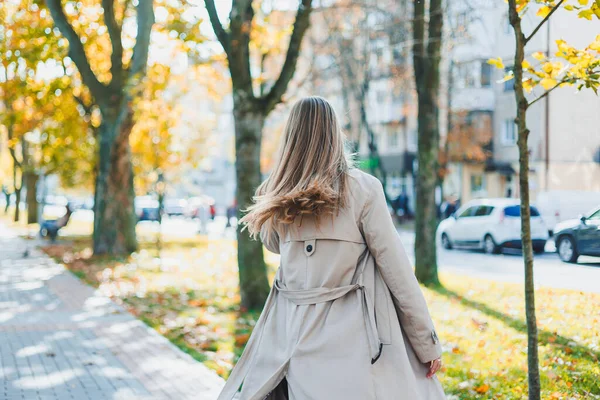 Eine Niedliche Blonde Junge Frau Läuft Durch Den Herbstpark — Stockfoto