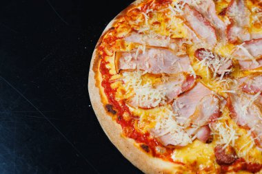 Lezzetli taze fırınlanmış pizza, domates sosu, et ve peynir dolu..