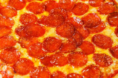 Sosisli dilimlenmiş pizza, domates sosu, mozzarella, soğan ve hamur kenarlı siyah arka planda krem peynirli.