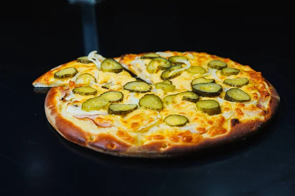 Pizza Plasterkach Ogórkiem Mięsem Sos Pomidorowy Mozzarella Cebula Brzeg Ciasta — Zdjęcie stockowe