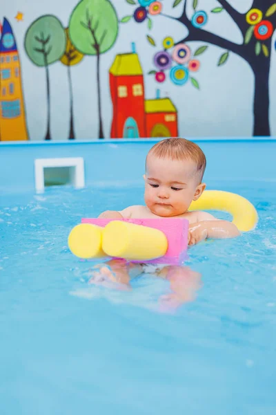 Lille Dreng Ved Lære Svømme Pool Børns Udvikling Første Svømning - Stock-foto