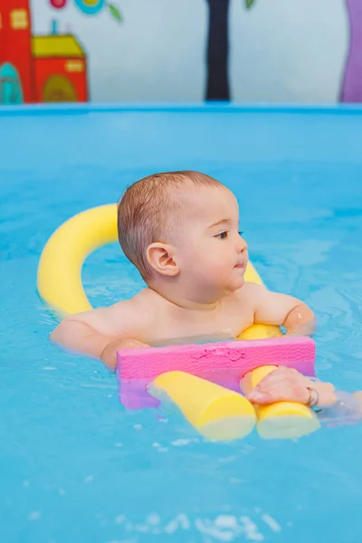 Rapazinho Está Aprender Nadar Numa Piscina Bebés Desenvolvimento Infantil Primeiras — Fotografia de Stock