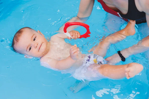 Una Bella Madre Insegna Suo Figlio Come Nuotare Piscina Bambino — Foto Stock
