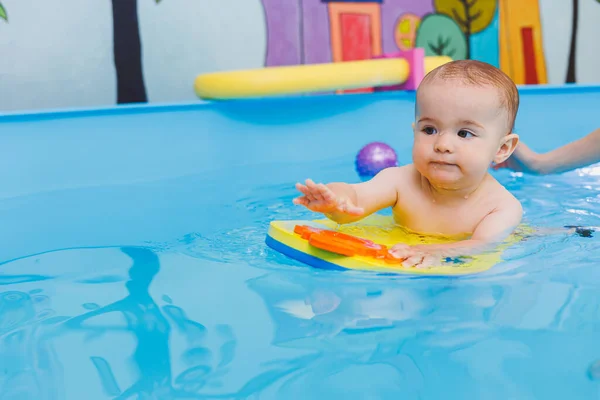 Rapazinho Está Aprender Nadar Numa Piscina Bebés Desenvolvimento Infantil Primeiras — Fotografia de Stock