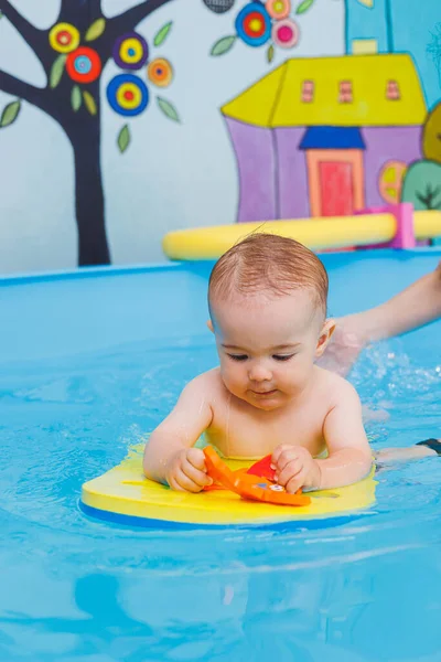 Mały Chłopiec Uczy Się Pływać Basenie Dla Dzieci Rozwój Dzieci — Zdjęcie stockowe
