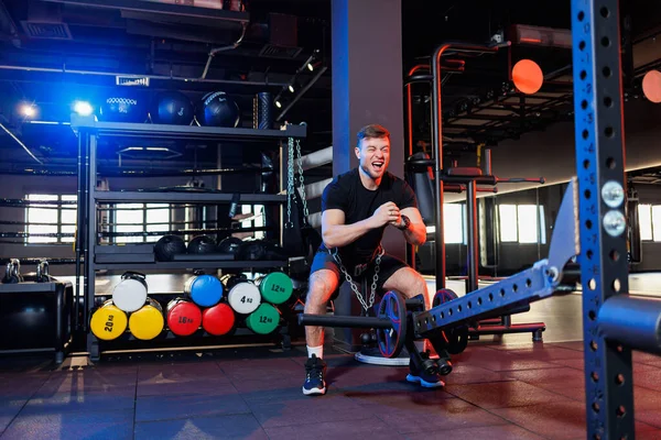 Yakışıklı Kaslı Adam Spor Salonunda Ağır Egzersizler Yapıyor Sağlıklı Yaşam — Stok fotoğraf