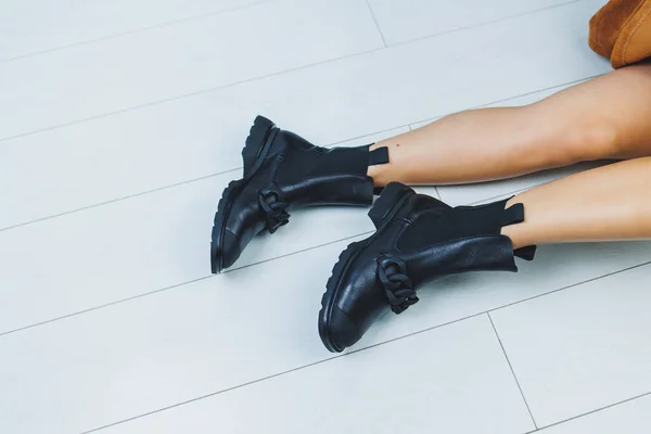 Nahaufnahme Weiblicher Beine Schwarzen Lederstiefeln Herbstschuhe Für Frauen — Stockfoto