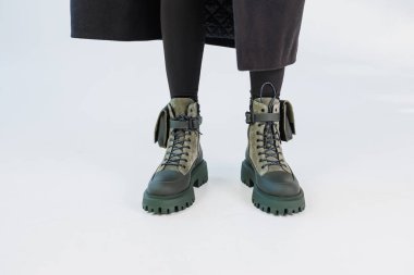 Yeşil deri çizmeli güzel bacaklar. Sıcak kış kadın ayakkabıları