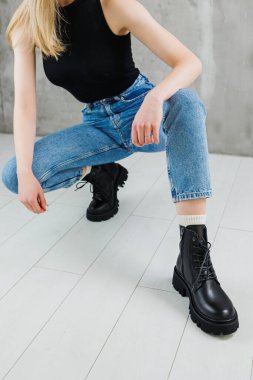 Kotlu kadın bacakları ve siyah deri çizmeleri. Kadın kış ayakkabıları.