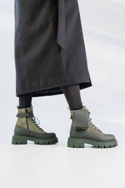 Yeşil deri çizmeli güzel bacaklar. Sıcak kış kadın ayakkabıları