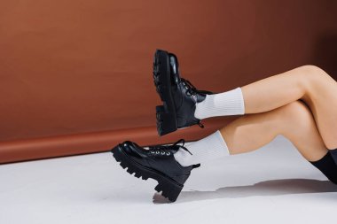 Deri, siyah, dantelli, Oxford ayakkabılı güzel kadın bacakları. Şık ayakkabılı ve beyaz çoraplı kadın bacakları. Sıradan siyah kadın ayakkabıları.