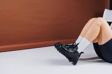 Deri, siyah, dantelli, Oxford ayakkabılı güzel kadın bacakları. Şık ayakkabılı ve beyaz çoraplı kadın bacakları. Sıradan siyah kadın ayakkabıları.