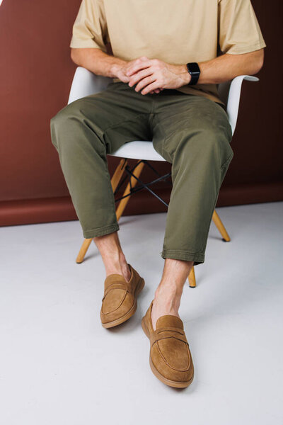 Мужские ноги в коричневых замшевых ботинках. Мужская модная обувь