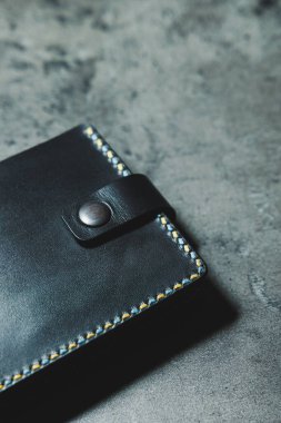 Gerçek deriden yapılmış siyah bir adamın cüzdanı. Siyah erkek çantası..