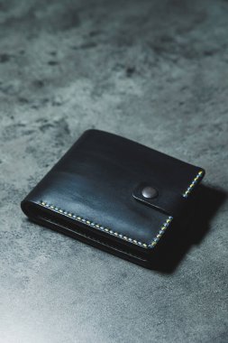 Gerçek deriden yapılmış siyah bir adamın cüzdanı. Siyah erkek çantası..