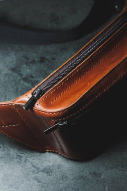 El yapımı deri erkek kemeri çantası. Deri çantaların detaylı fotoğrafları..