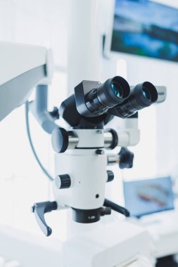 Modern bir diş muayenehanesinde diş mikroskobu. Modern diş tedavisi.