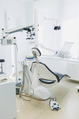 Modern bir diş muayenehanesinde diş mikroskobu. Modern diş tedavisi.
