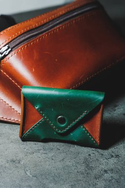 Gerçek deriden yapılmış kahverengi para çantası, el yapımı. Deri ürünler