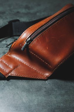 El yapımı deri erkek kemeri çantası. Deri çantaların detaylı fotoğrafları..