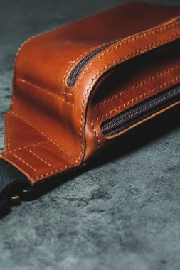 El yapımı deri erkek kemeri çantası. Deri çantaların detaylı fotoğrafları..