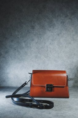 El yapımı deri erkek kemeri çantası. Deri çantaların detaylı fotoğrafları..