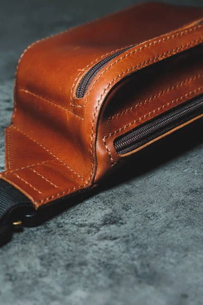 El yapımı deri erkek kemeri çantası. Deri çantaların detaylı fotoğrafları..
