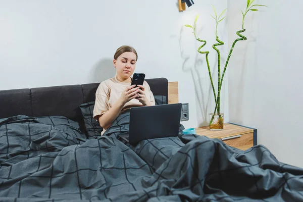 Jovem Satisfeita Com Telefone Continuando Trabalho Laptop Mulher Sentada Com — Fotografia de Stock