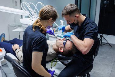 Diş doktoruyla randevusu olan bir adam. Diş tedavisinde ortodontikti. Modern medikal ortodonti ofisi. Diş bakımı.