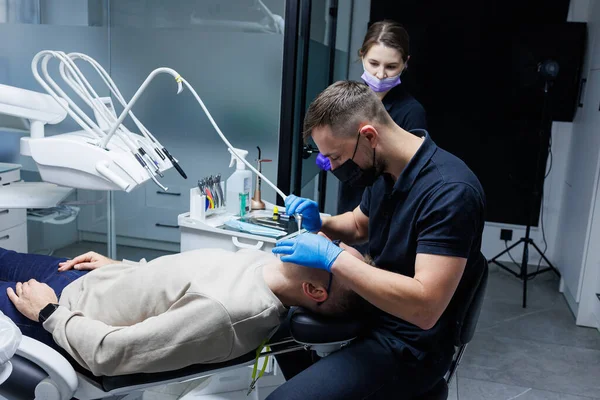 Мужчина Приеме Ортодонта Ортодонтическое Лечение Зубов Современный Медицинский Ортодонтический Кабинет — стоковое фото