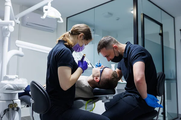 Asistanı Olan Bir Ortodontist Dişlerini Diş Aletleriyle Tedavi Eder Diş — Stok fotoğraf