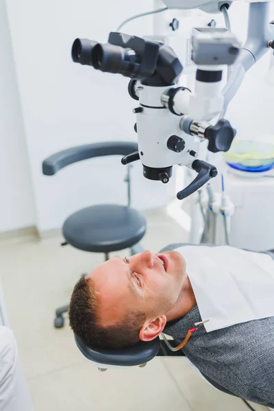 Nowoczesna Klinika Stomatologiczna Mikroskopem Leczenia Pacjentów Dentysta Używa Mikroskopu Badania — Zdjęcie stockowe